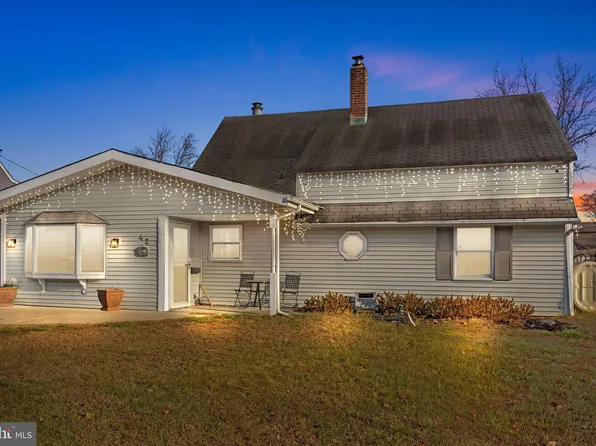 42 Redbrook Ln, Levittown, PA 19055