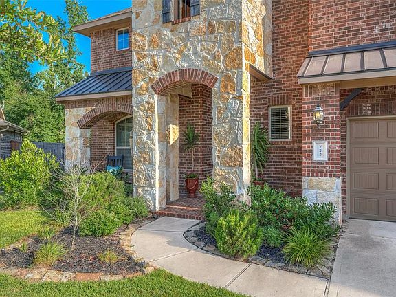 A curved sidewalk welcomes you home.