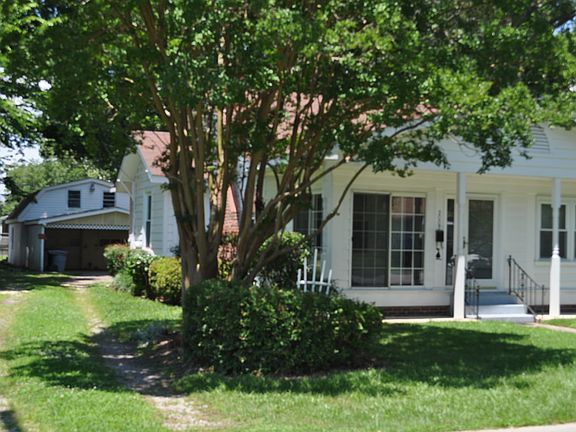 Front of House Showing Garage