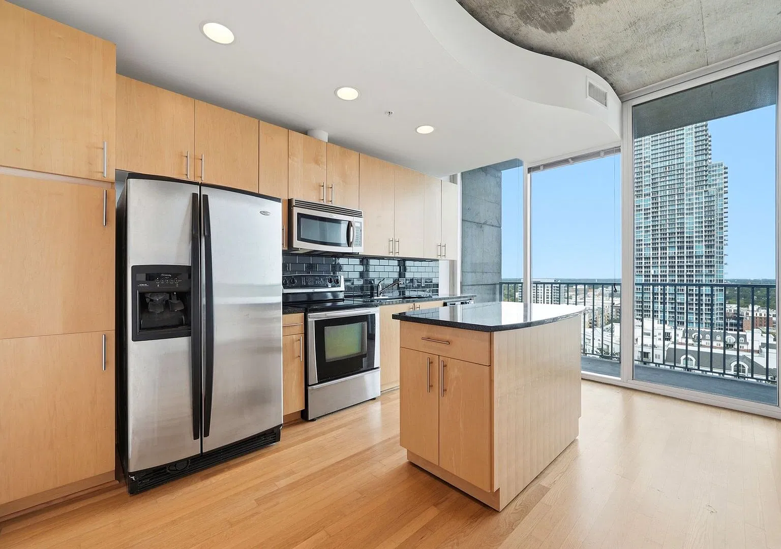 Experience Uptown Charlotte living from the 16th floor of Avenue Condominiums! — Photo 4