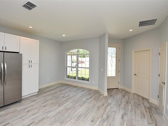 4th image of 20 Eton Ln #A & B
