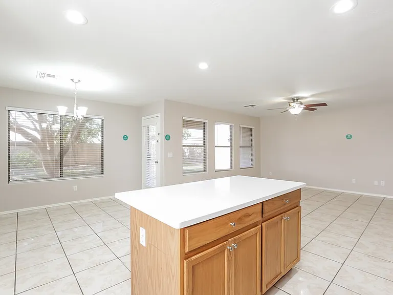 4218 N 92nd Ln — Photo 7