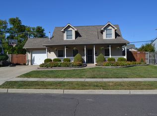 15 Valentine Ln, Levittown, PA 19054
