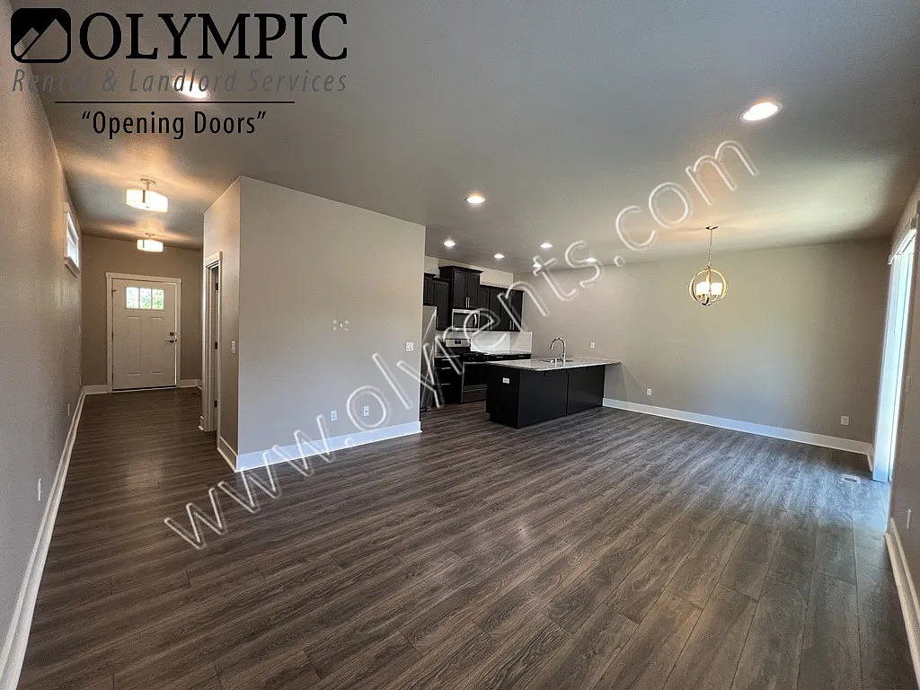 Low Maintenance 3 Bedroom, 2.5 Bath Townhome in Northeast Lacey — Photo 3