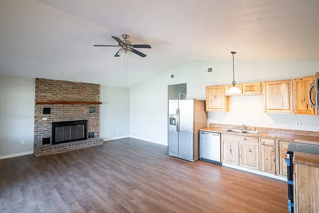 2 bed, 1100 sqft, $1,900 — Photo 3