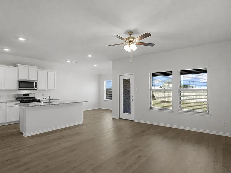 2105 Hunter Ln — Photo 5