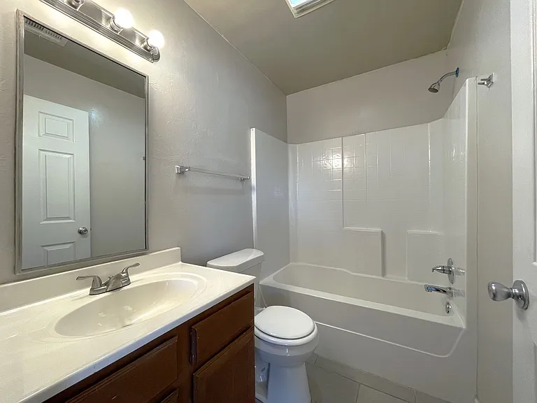 1300 NE 10th St — Photo 10