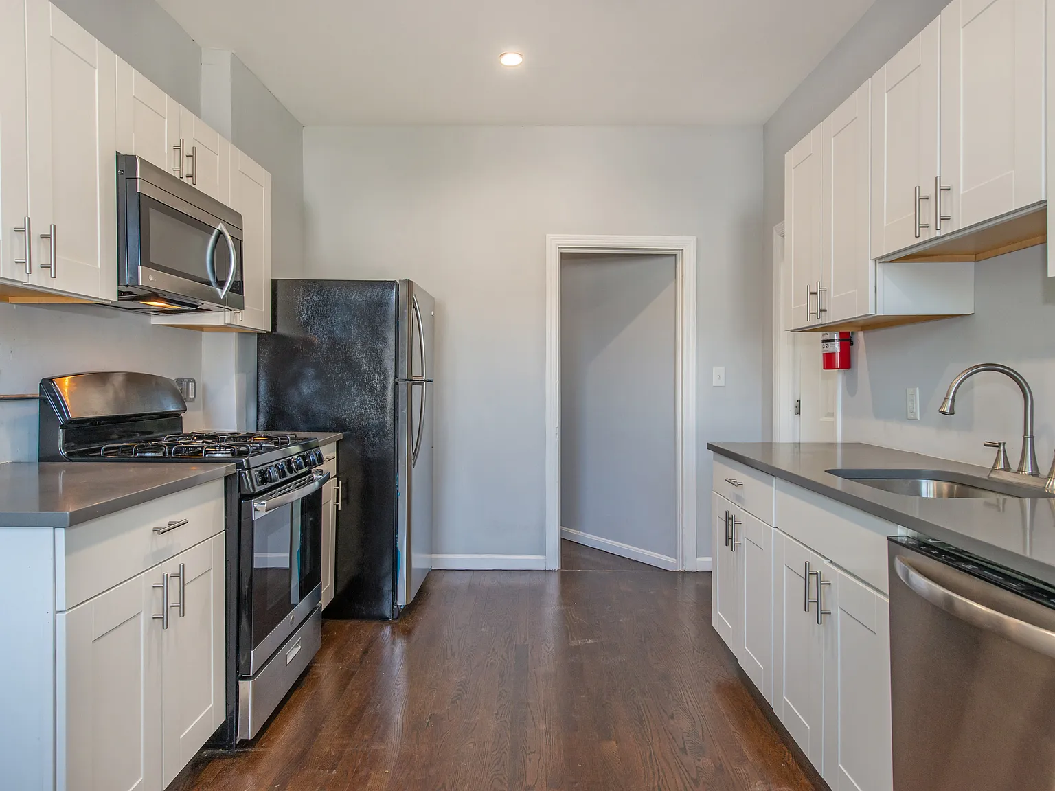 2 bed, 900 sqft, $2,200 — Photo 2