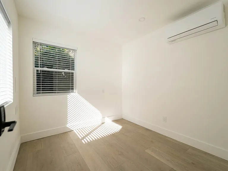 1803 Oxford St — Photo 70