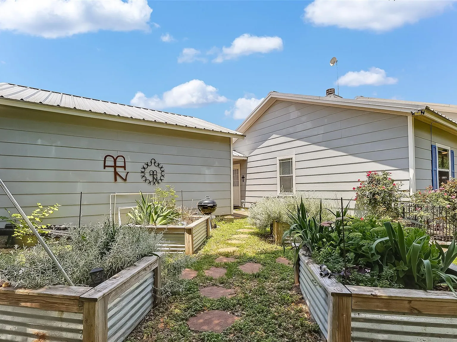 4 bed, 2.0 bath, 2150 sqft, $2,700 — Photo 3