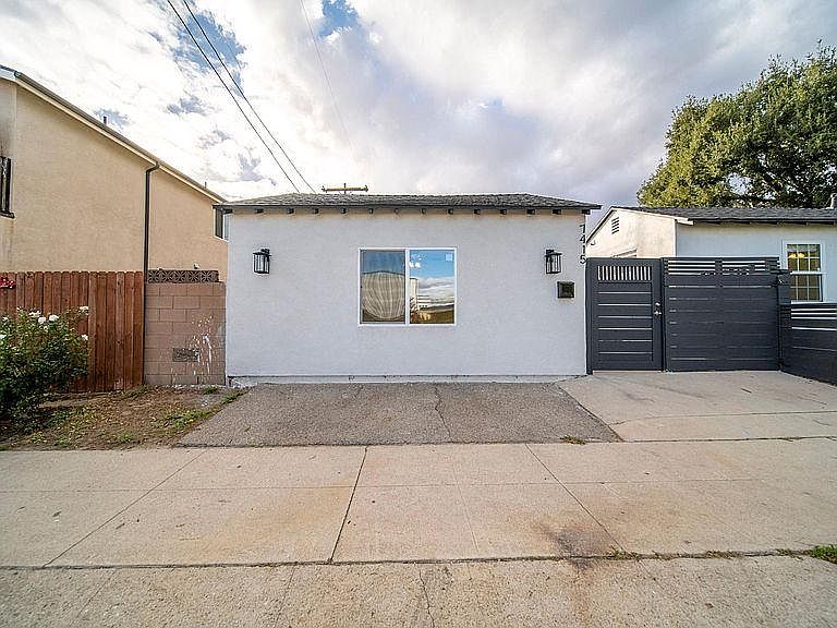 1st image of 7411 De Celis Pl