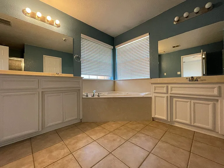 4205 Capri Dr — Photo 16