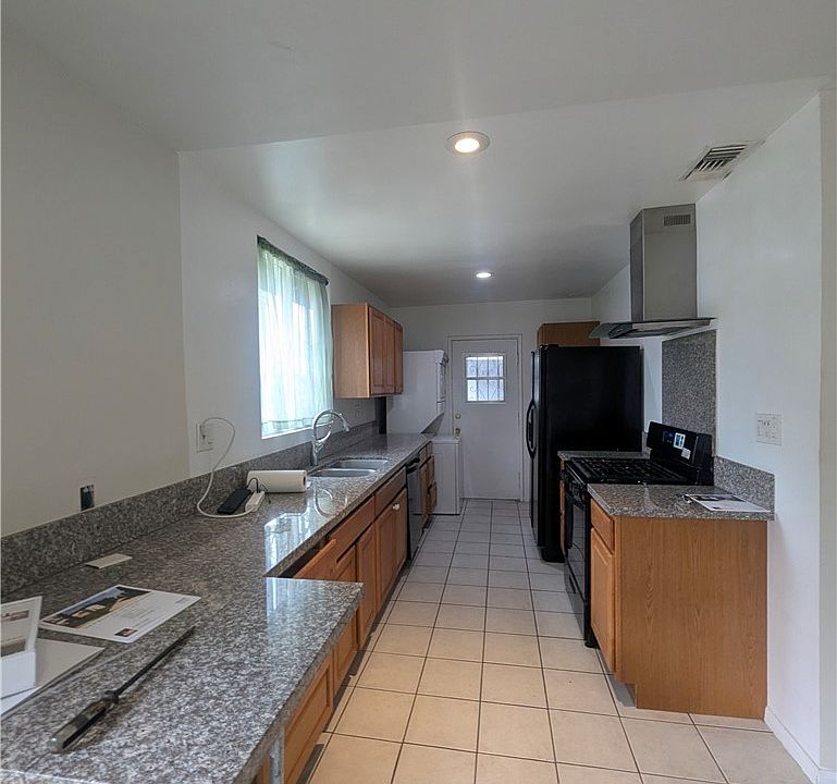 2nd image of 1325 W 36th Pl