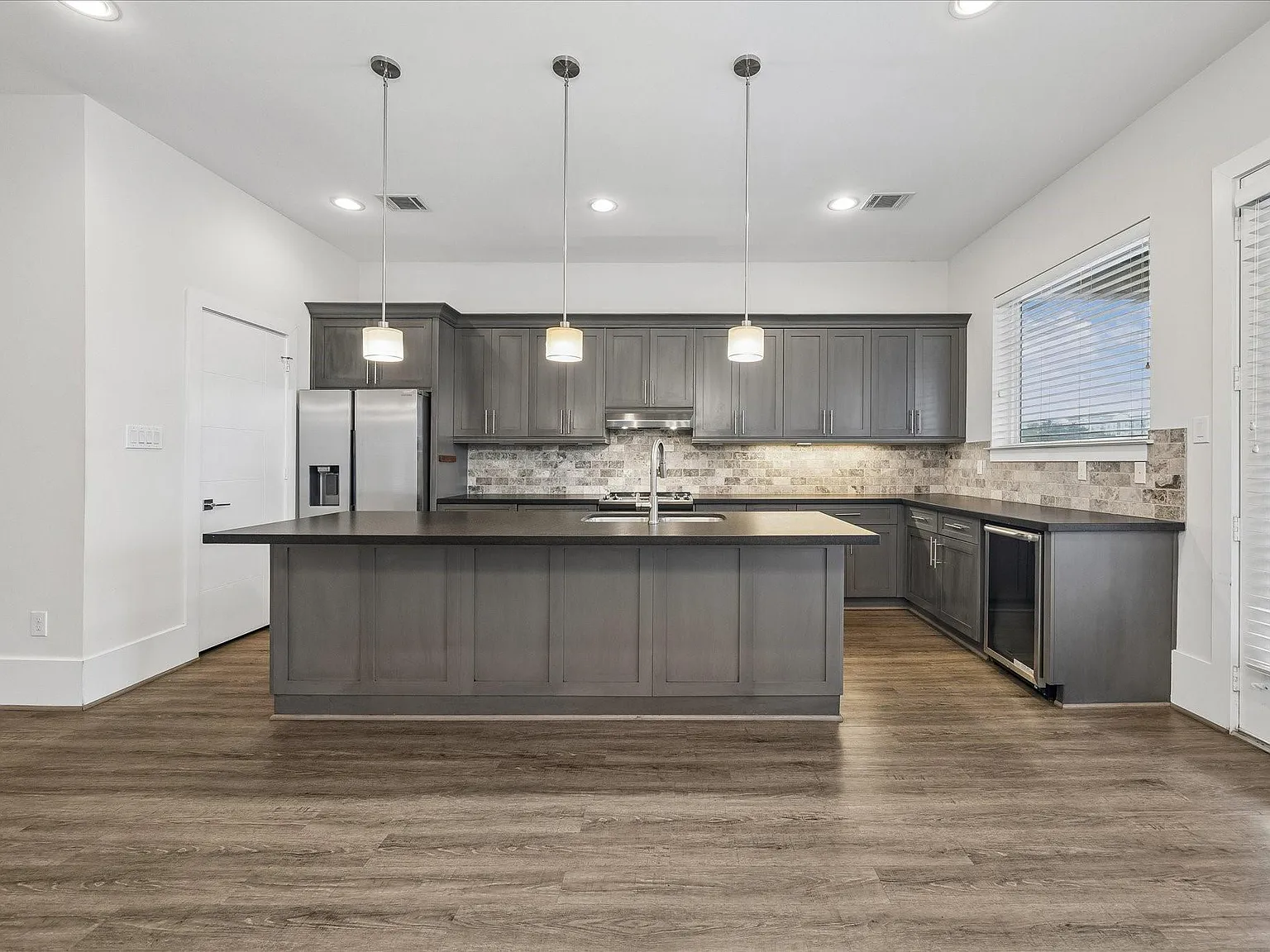 2 bed, 2.0 bath, 2000 sqft, $2,795 — Photo 2