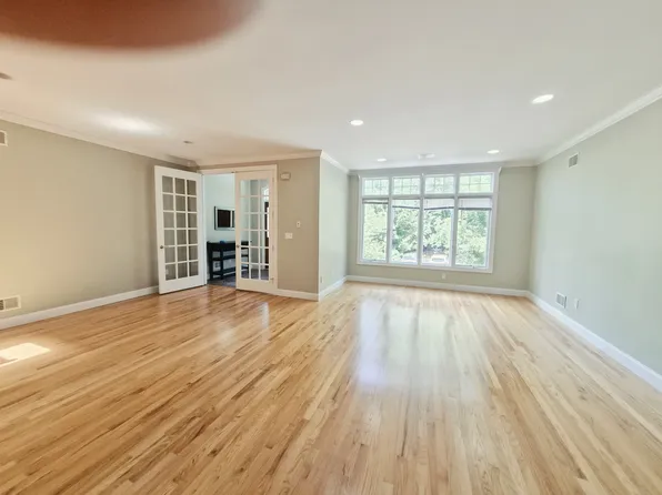 2 Candlewood Dr #2, Old Tappan, NJ 07675