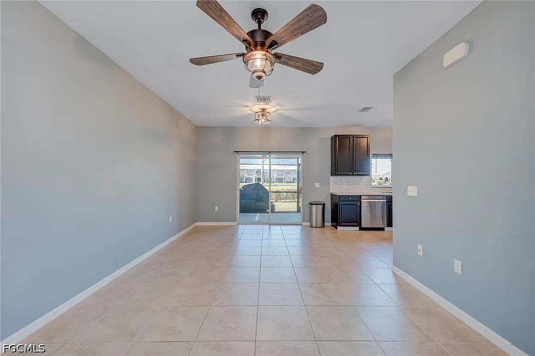 3 bed, 2.5 bath, 1313 sqft, $1,900 — Photo 3