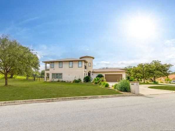 722 Jack Nickolaus Dr, Devine, TX 78016