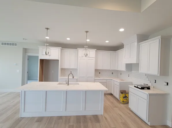 435 NW Red Oak Ct, Waukee, IA 50263