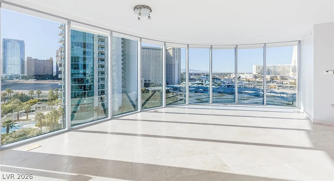 Turnberry Towers — Photo 1