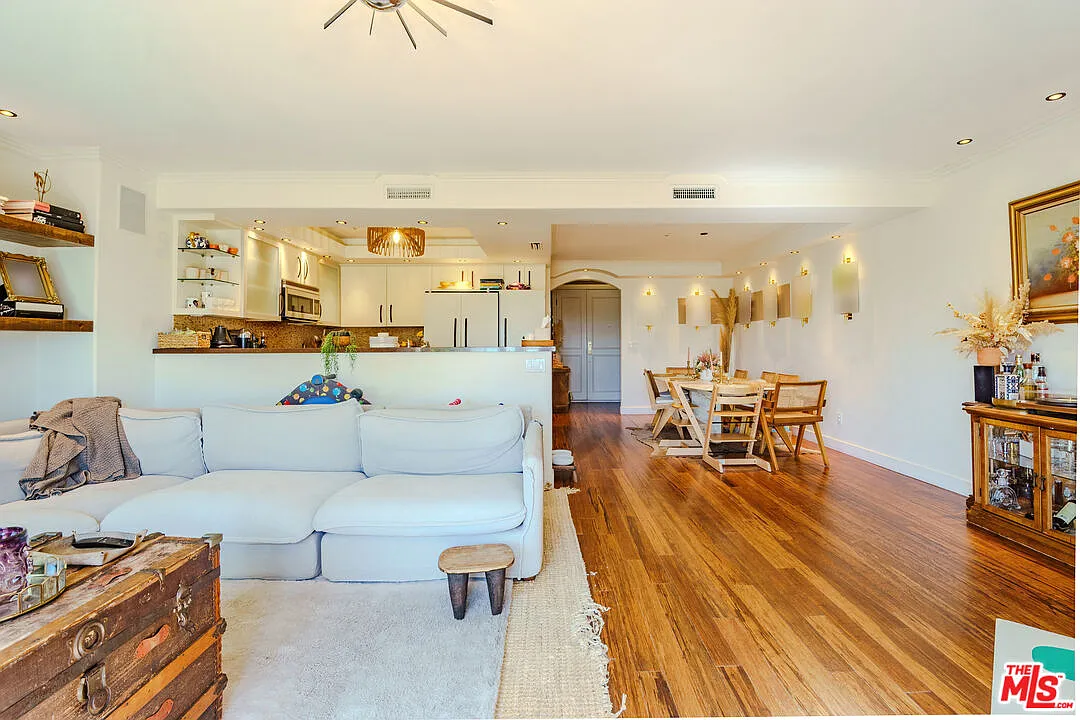 3 bed, 3.0 bath, 1585 sqft, $6,100 — Photo 2