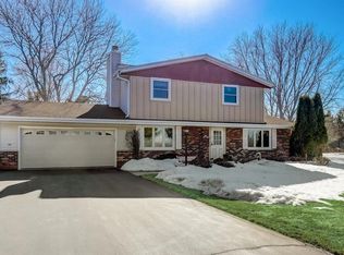 S77W26555 Crestview Ct, Waukesha, WI 53189