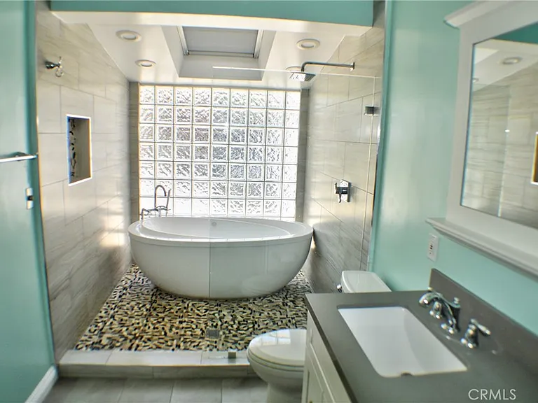 123 W Avenida Valencia — Photo 20