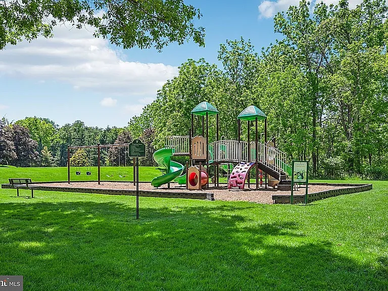 184 Victoria Ct — Photo 24