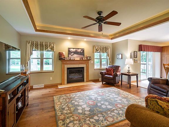 5th image of 2235 Meadowood Dr