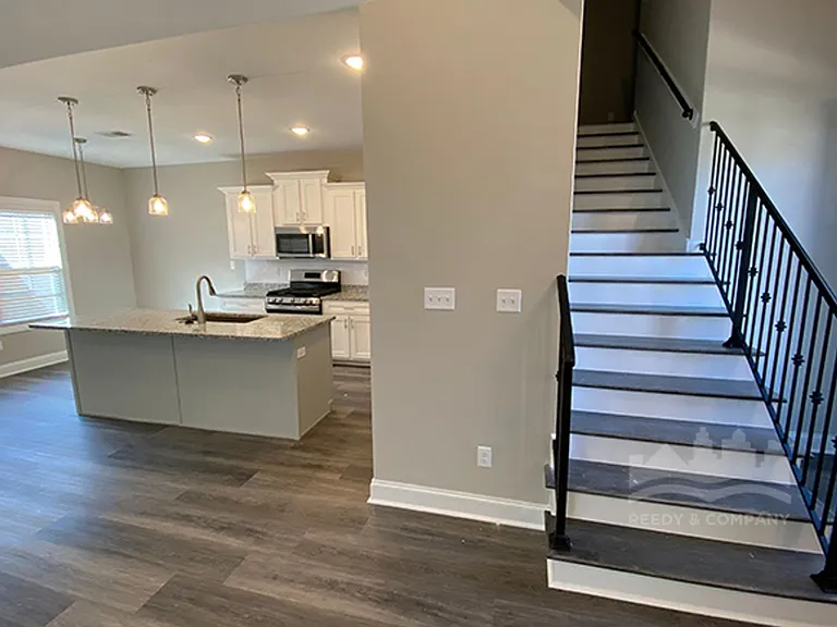 547 Rosalie Woods Dr — Photo 3