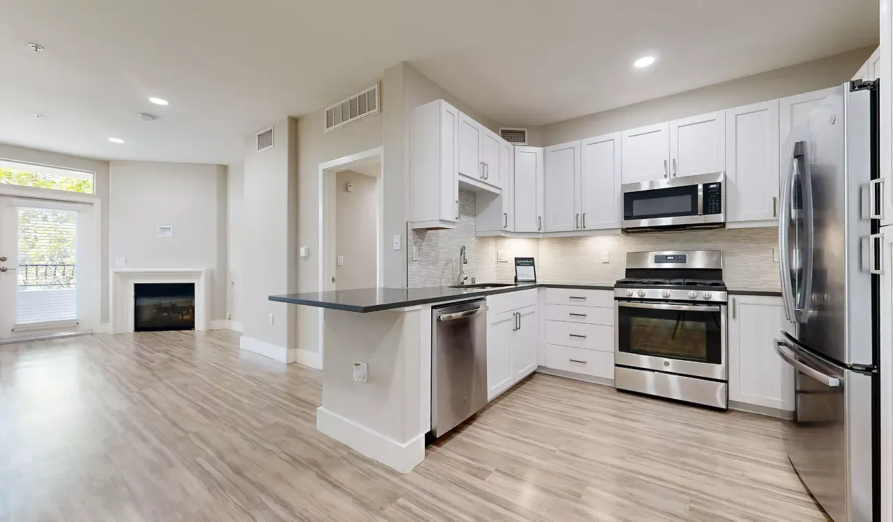 1 bed, 810 sqft, $3,356 — Photo 3