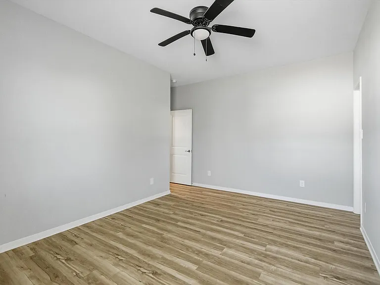 205 N Bay Ave #B — Photo 17