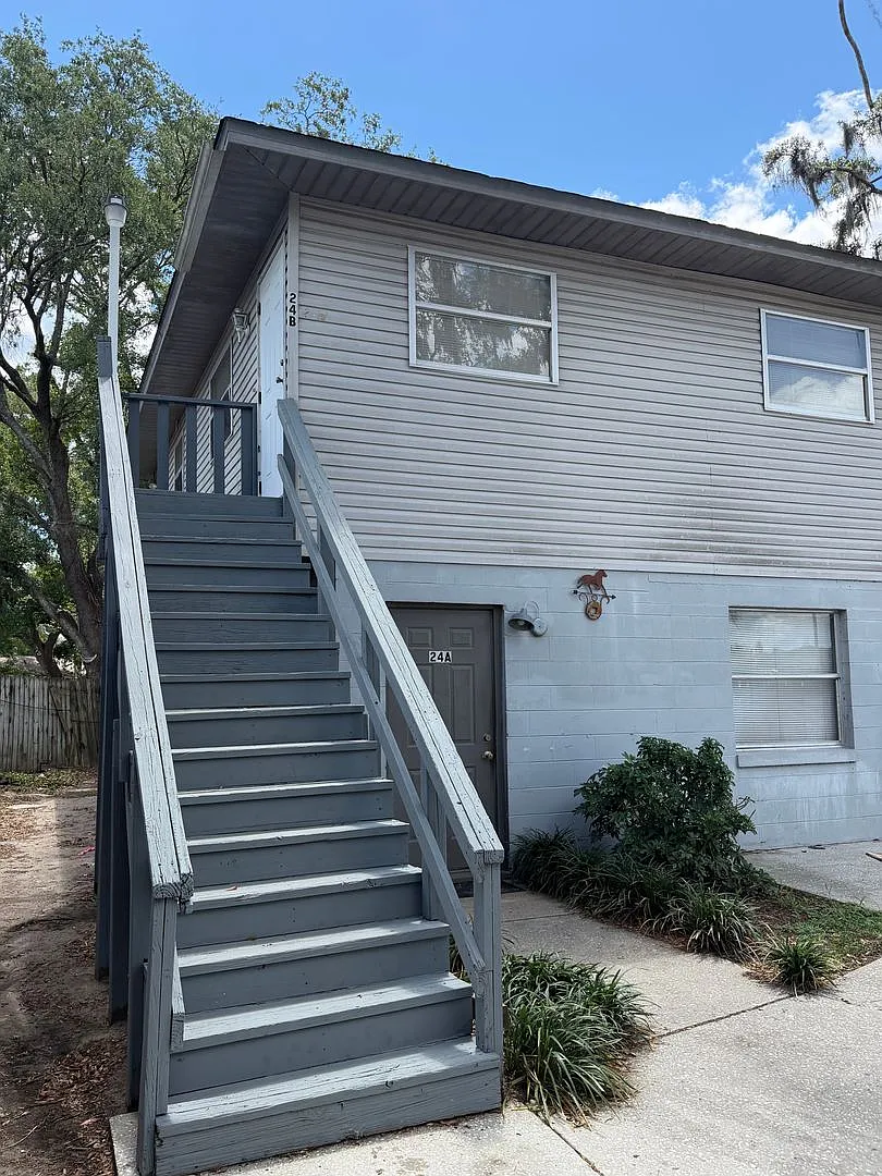 Adorable 2 bed/1 bath second floor apartment! — Photo 1