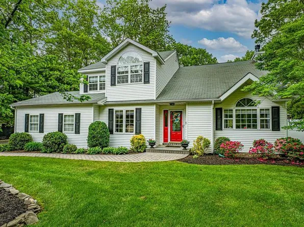 11 Daremy Lane, East Setauket, NY 11733