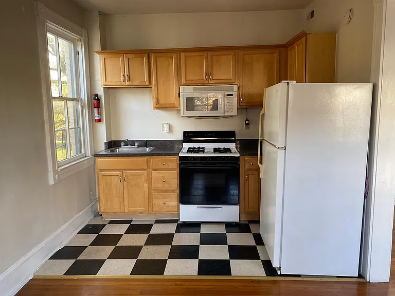 251 Robert St #6 — Photo 5