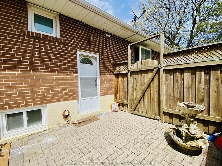 76 Clansman Blvd #LOWER — Photo 4