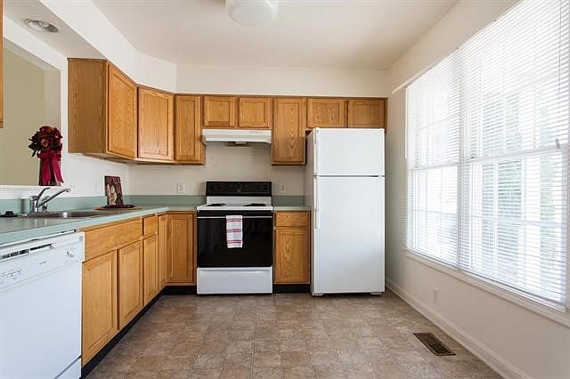 1st image of 276 Commerce Dr