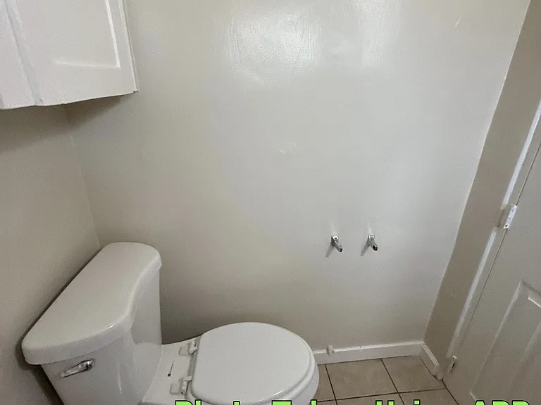 2403 N Inyo St — Photo 1