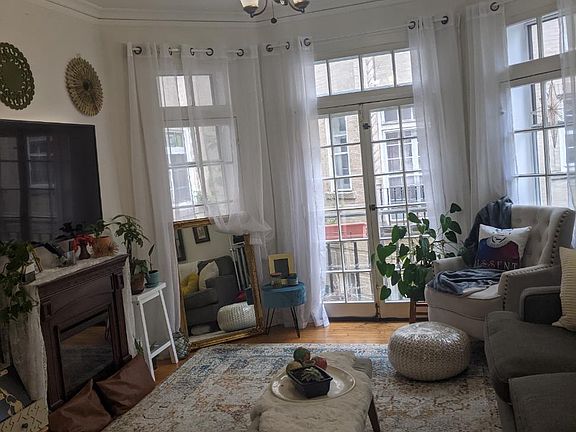 3rd image of 4522 N Wolcott Ave APT 1B