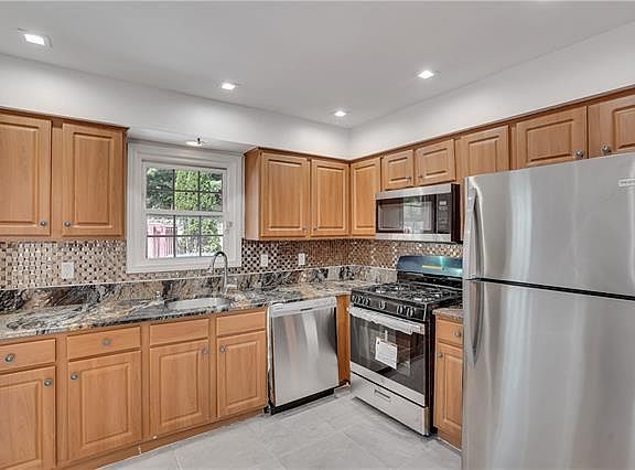 4th image of 48 Guernsey Dr