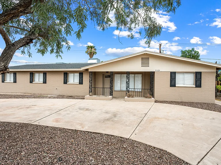 5924 W Seldon Ln — Photo 3