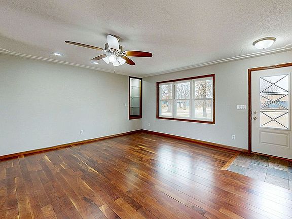 5th image of 455 Beverly St