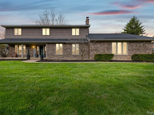 9332 Oakmont Dr, Grand Blanc, MI 48439