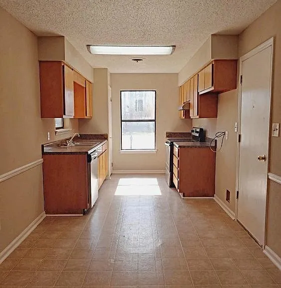 102 Pelham Dr — Photo 3