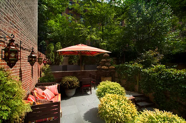 Sold by R New York | media 2