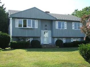 138 E Shore Rd, Narragansett, RI 02882