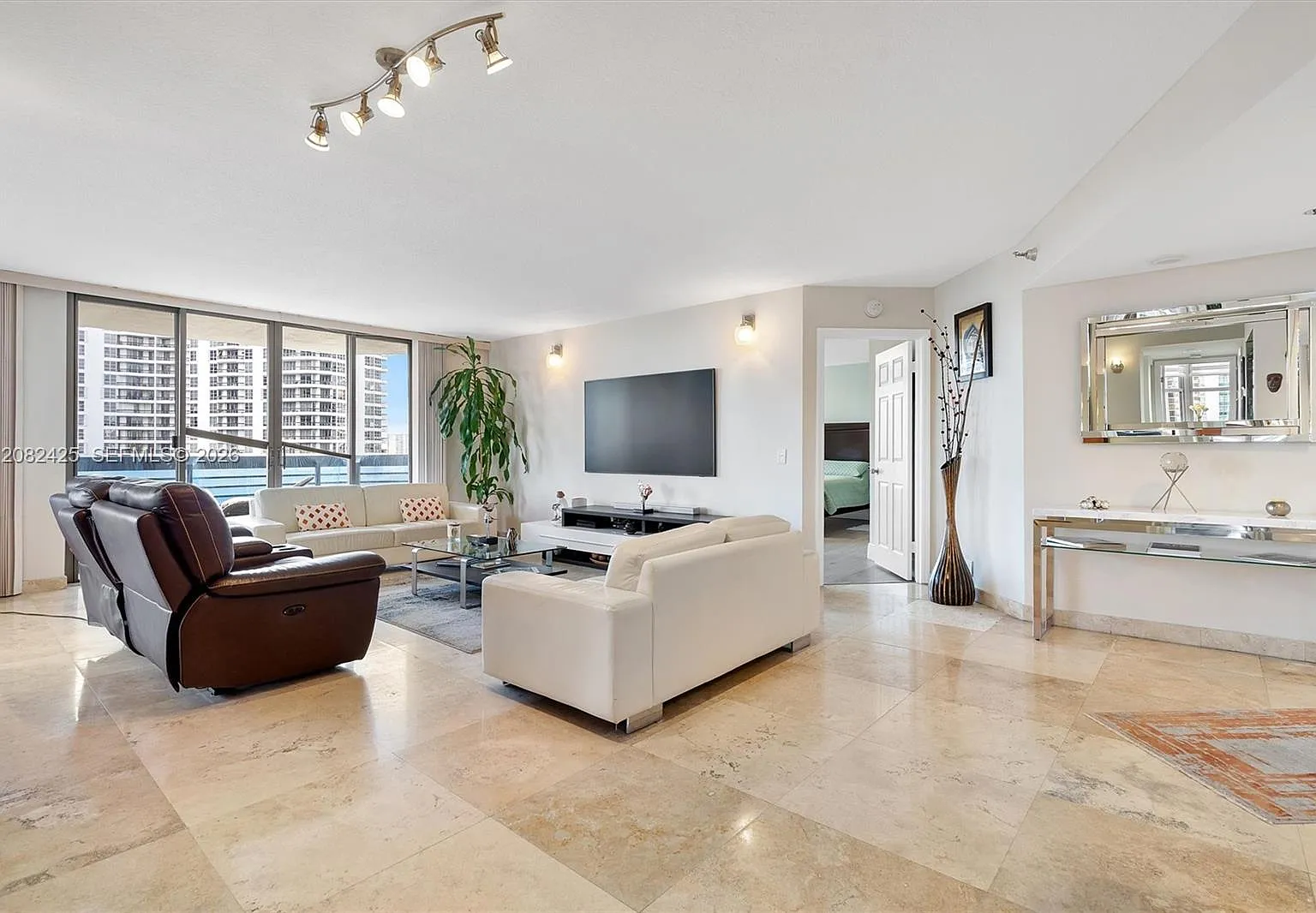 Mystic Pointe Tower 400 C — Photo 2