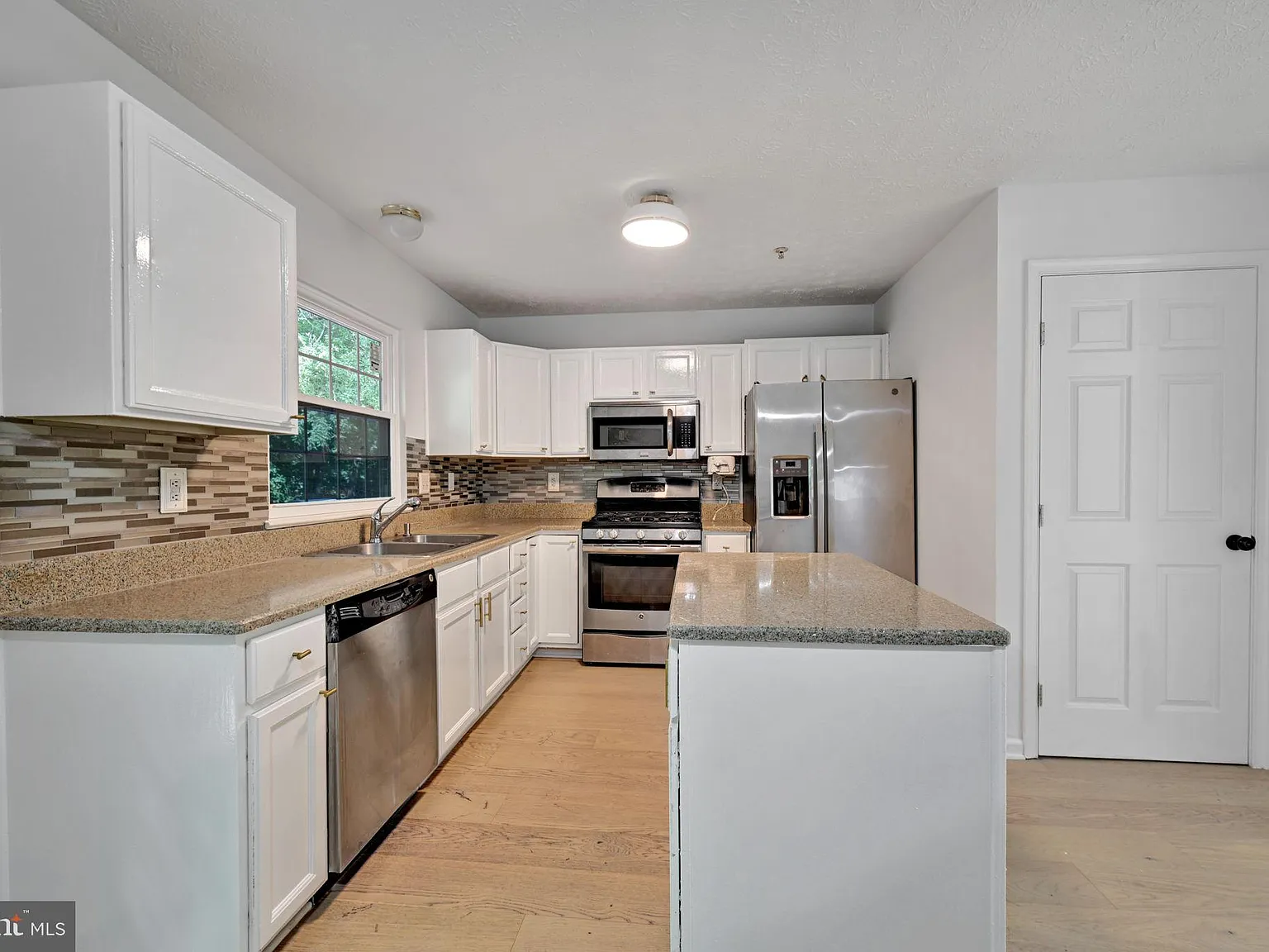 3 bed, 1.5 bath, 1440 sqft, $2,500 — Photo 3