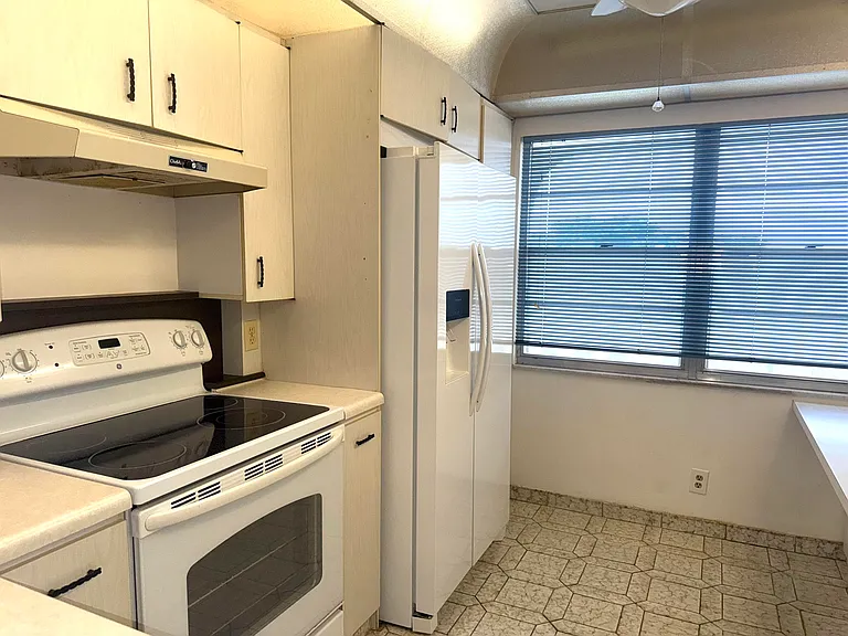 2901 Victoria Cir #H4 — Photo 9