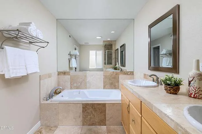 2431 S Victoria Ave — Photo 8