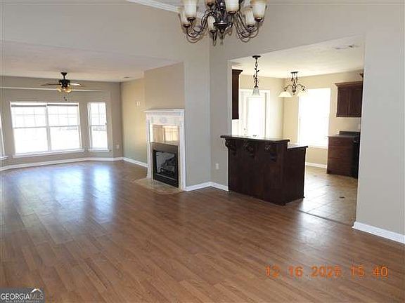 2nd image of 172 Lincoln Way NE